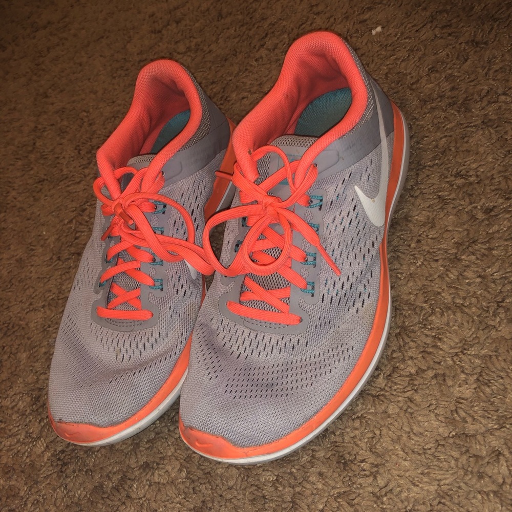 Women’s Nike tennis shoes